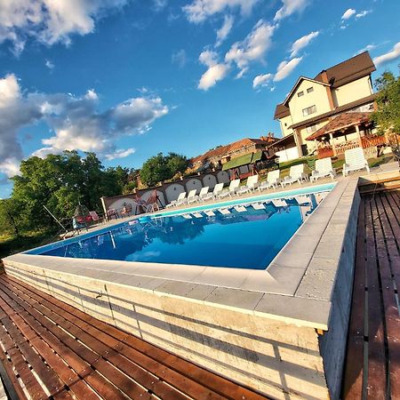 Conacul Lui Bulica Hotel Novaci-Străini Kültér fotó