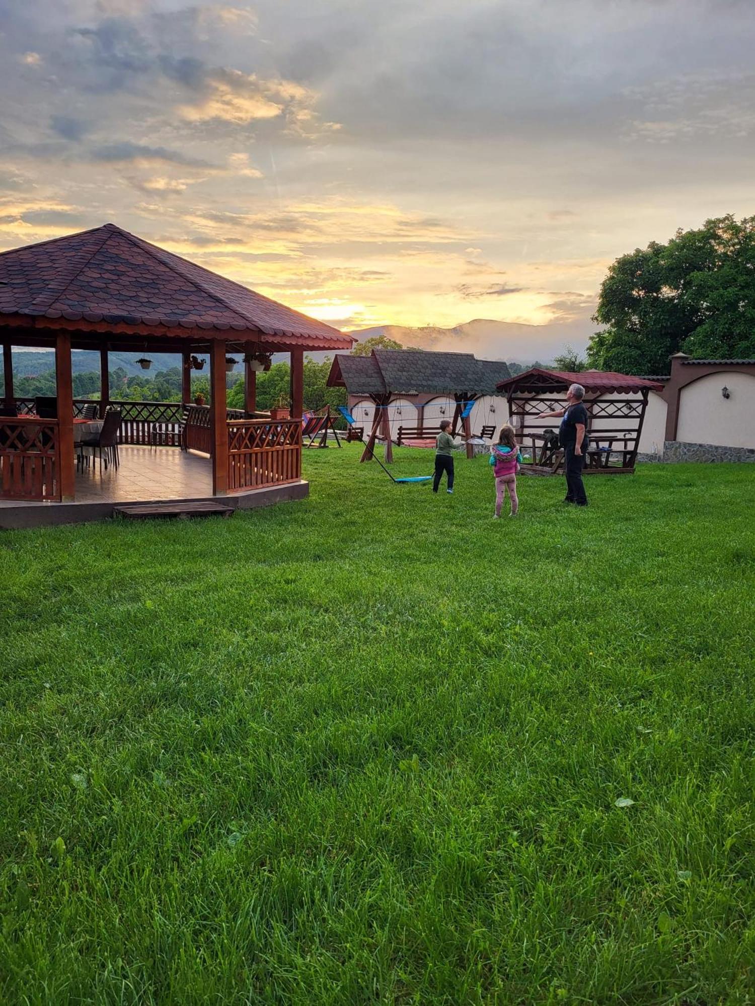 Conacul Lui Bulica Hotel Novaci-Străini Kültér fotó