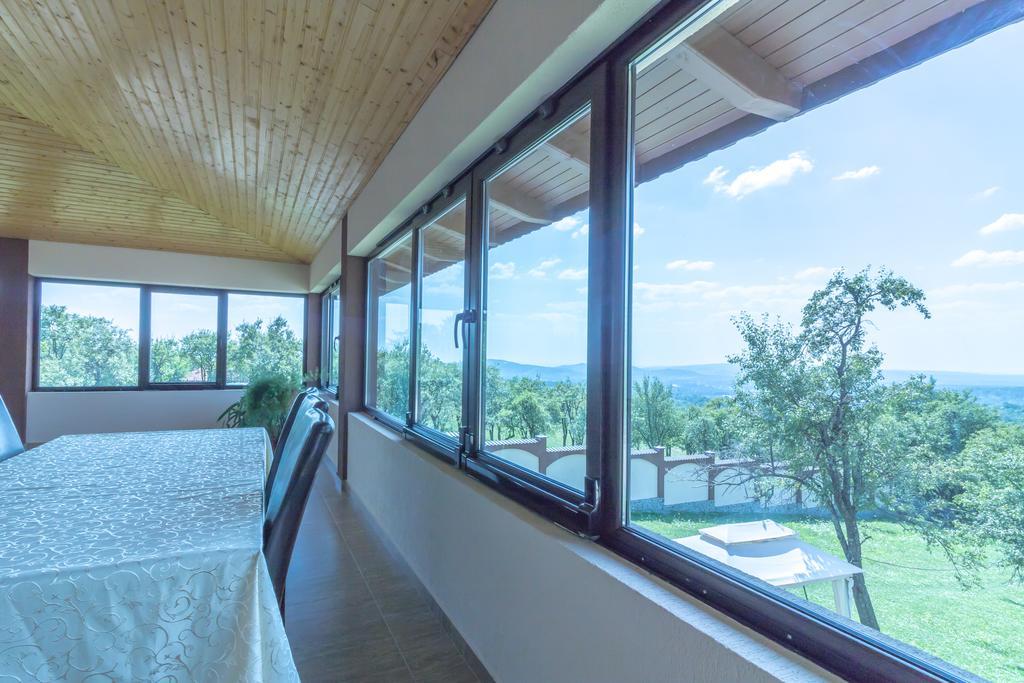 Conacul Lui Bulica Hotel Novaci-Străini Kültér fotó