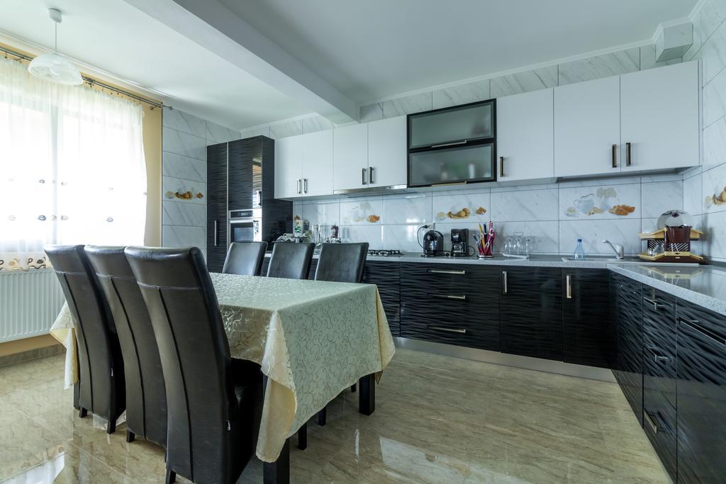 Conacul Lui Bulica Hotel Novaci-Străini Kültér fotó