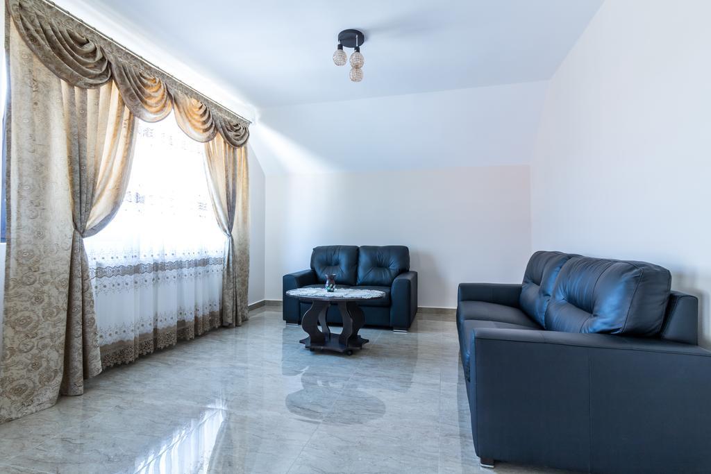Conacul Lui Bulica Hotel Novaci-Străini Kültér fotó